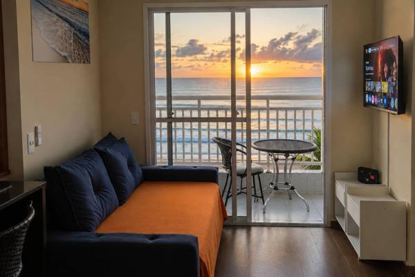 Sala com vista para o mar ao amanhecer